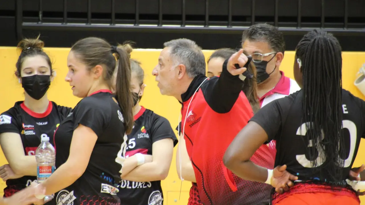 Juan Luis Garc&iacute;a se dirige a su equipo en un tiempo muerto. Foto: Sch&auml;r Colores Zaragoza