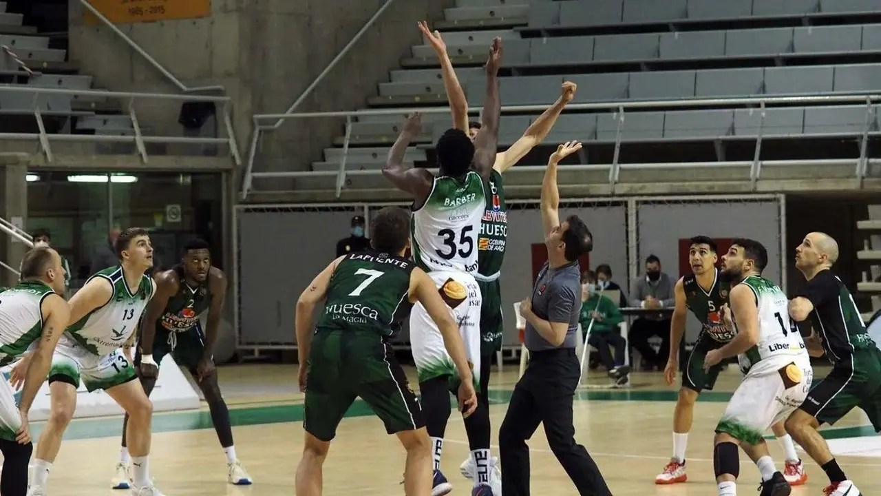 Desde la primera bola al aire habr&aacute; tensi&oacute;n en el C&aacute;ceres Levitec Huesca de este viernes. Foto: C.Pascual