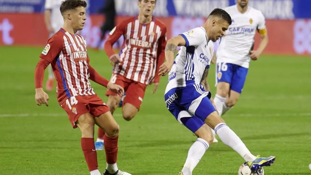 Juanjo Narv&aacute;ez protege un bal&oacute;n ante el Sporting. Foto: Real Zaragoza