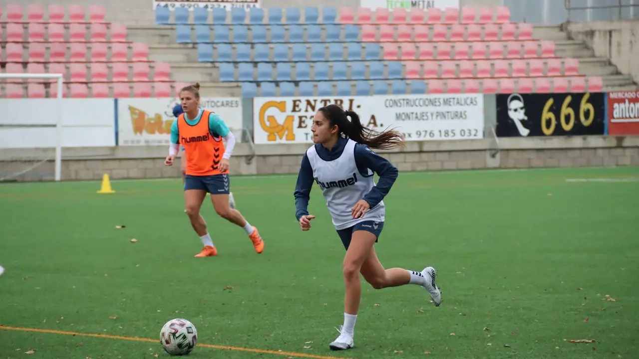 Laura Mart&iacute;nez y Annelie preparan el partido ante el PM Friol. Foto: Zaragoza CFF