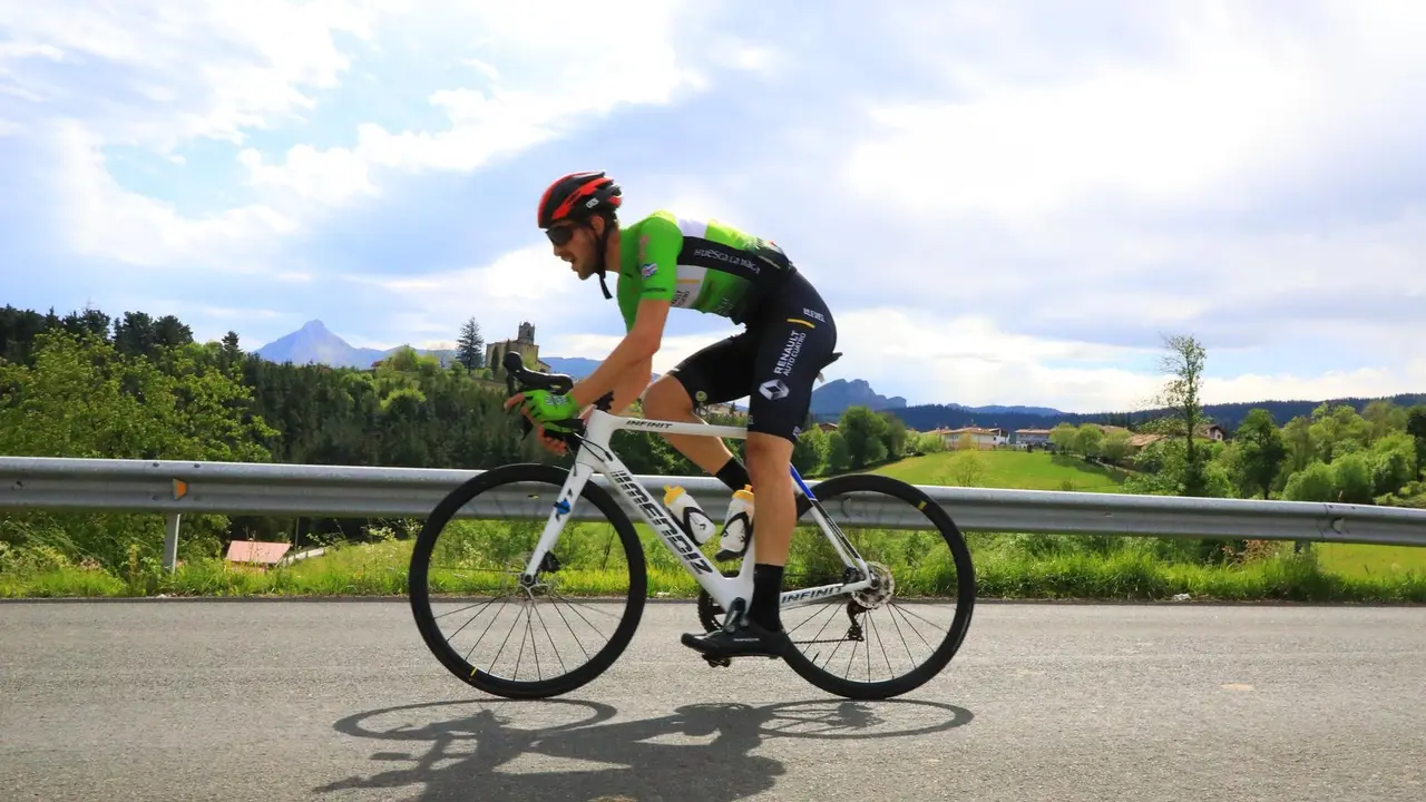 Pablo Clavero, en la imagen, pedalea sobre las duras rampas del Lazkaomendi. Foto: Cedida