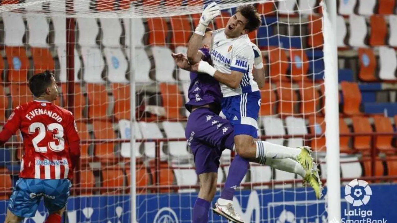 Iv&aacute;n Az&oacute;n en un duelo en el Anxo Carro | Foto: LFP