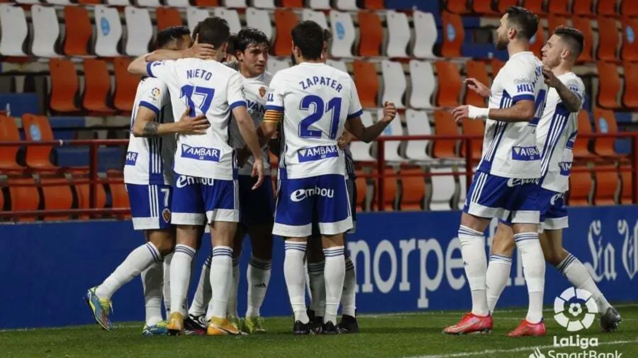 El Zaragoza celebra el gol de penalti de Adri&aacute;n. Foto: LFP