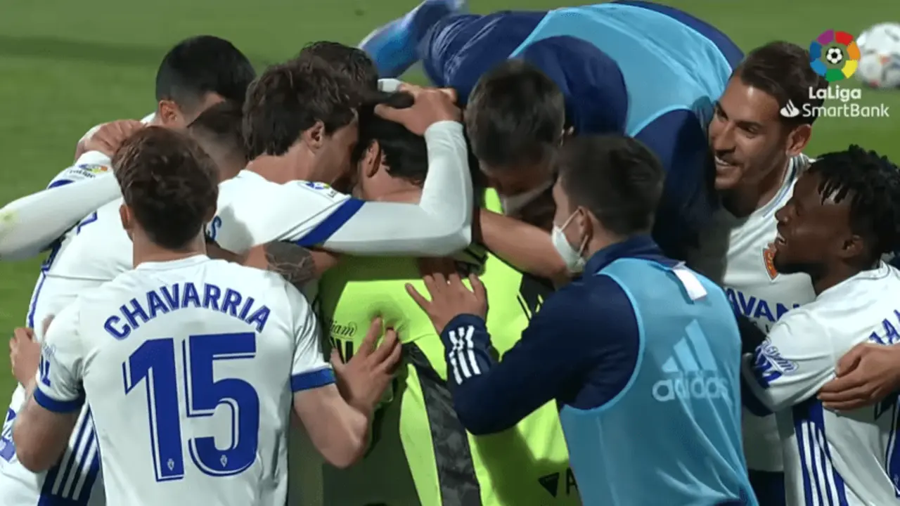 Cristian es felicitado por sus compa&ntilde;eros tras marcar. Imagen: LFP
