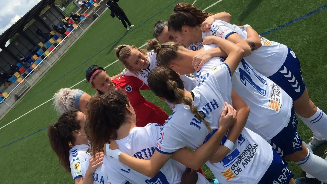 Las jugadoras del Zaragoza CFF hacen pi&ntilde;a antes de comenzar el partido en Friol. Foto: Zaragoza CFF