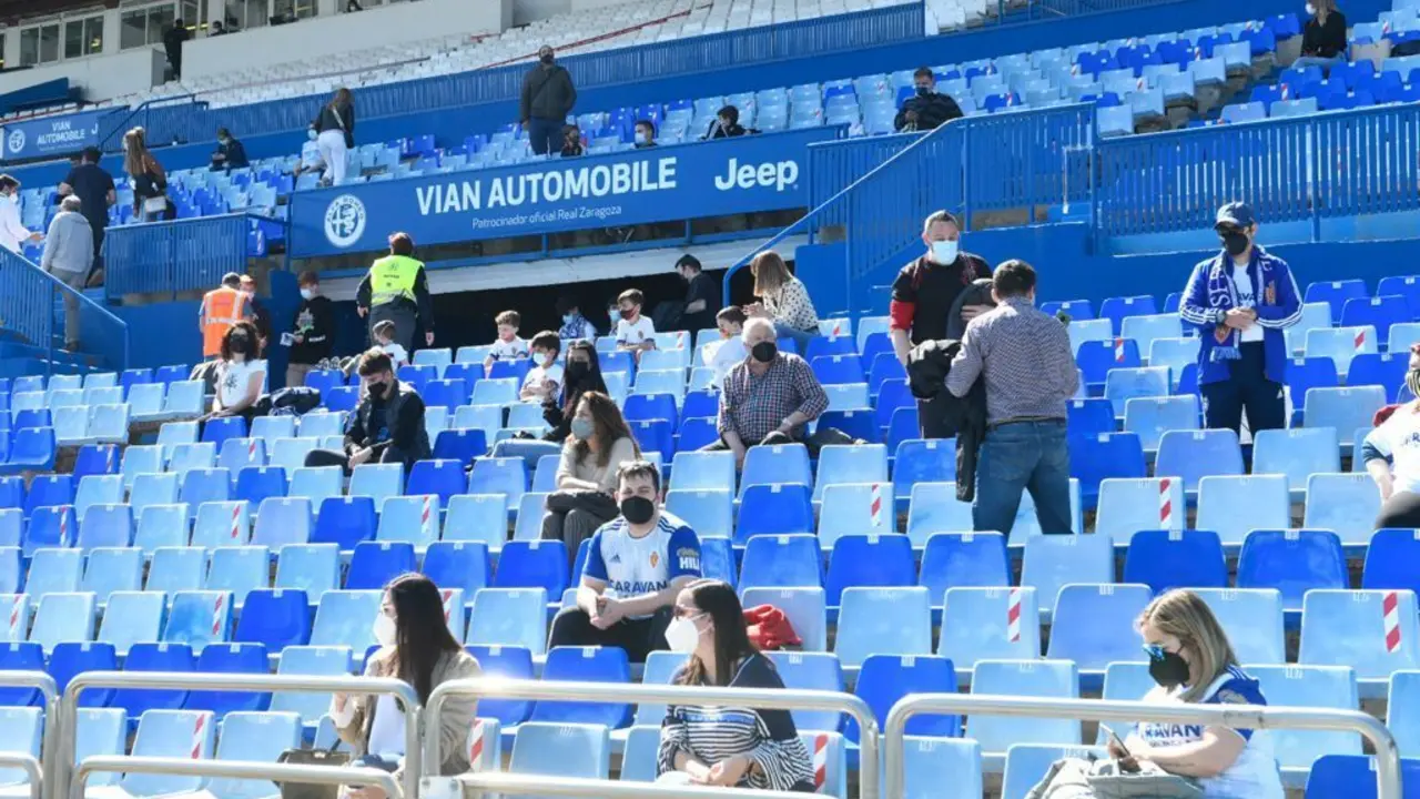 El p&uacute;blico, en un entrenamiento en La Romareda. Foto: Real Zaragoza