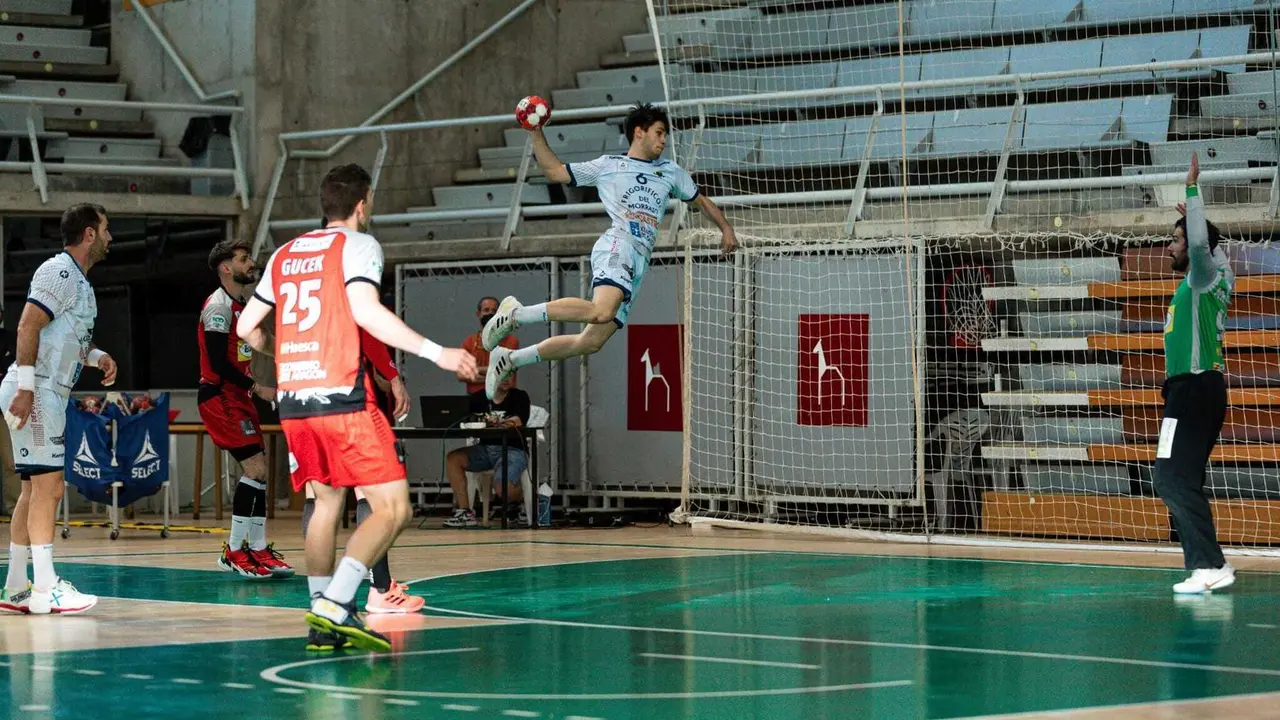 Arguillas, que firm&oacute; un gran partido, busca frenar la acci&oacute;n del extremo de Cangas contra Bada. Foto: BM Huesca