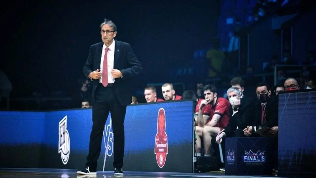 Luis Casimiro, observa con detalle desde la banda. Foto: FIBA