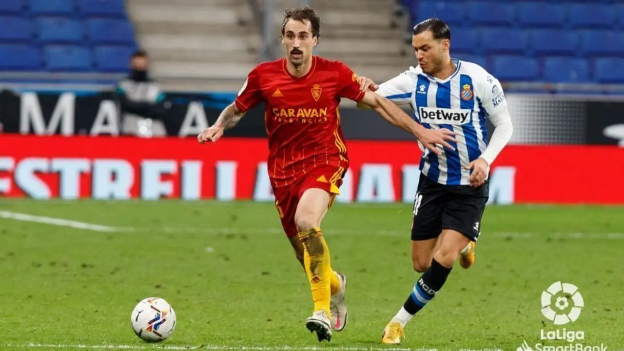 Eguaras se escapa de Ra&uacute;l de Tom&aacute;s en el partido de la primera vuelta ante el Espanyol. Foto: LaLiga SmartBank