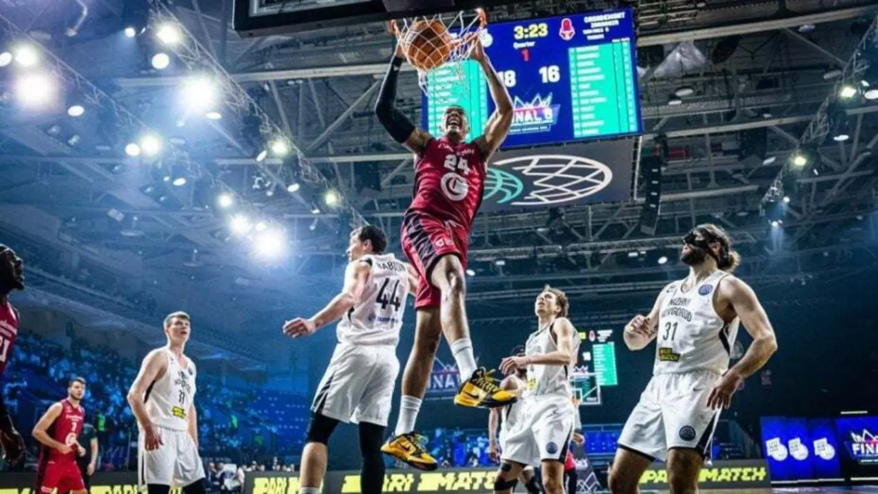 Jacob Wiley se cuelga del aro en el duelo ante Nizhny. Foto: FIBA
