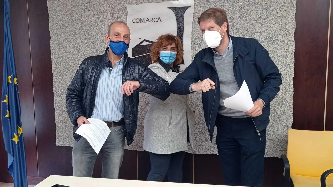 De izquierda a derecha Alberto Ayora, Monserrat Cast&aacute;n y Marcel Iglesias en la renovaci&oacute;n del acuerdo. Foto: Cedida