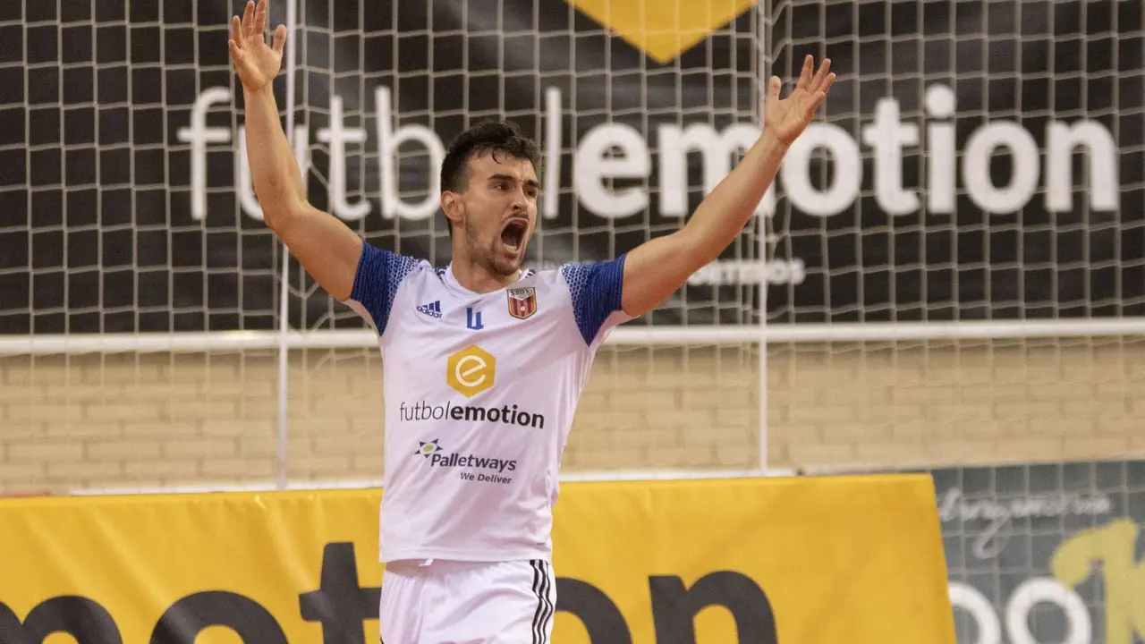 &Oacute;scar Villanueva gesticula en el partido ante Valdepe&ntilde;as. Foto: Jorge Vicioso