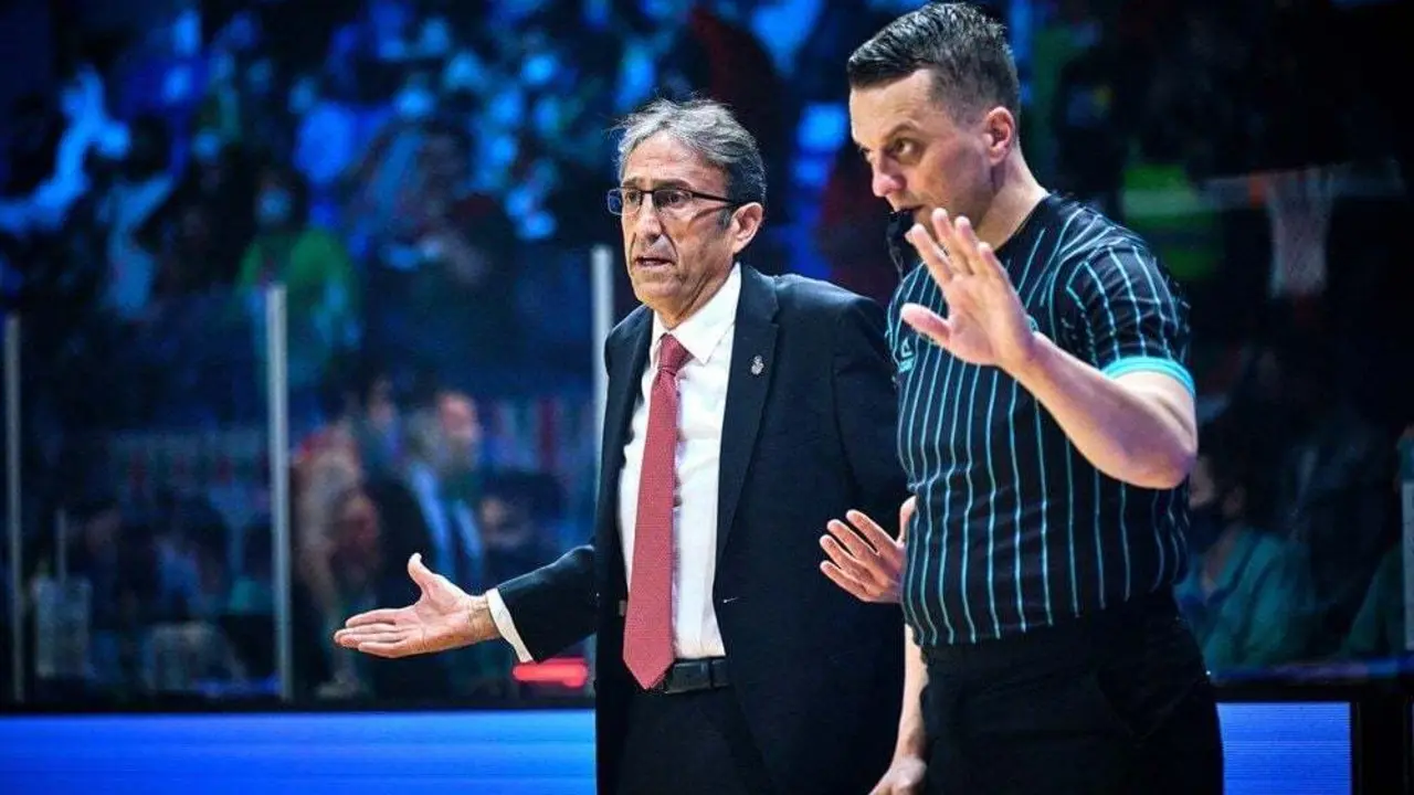 Luis Casimiro protesta un lance del partido. Foto: FIBA