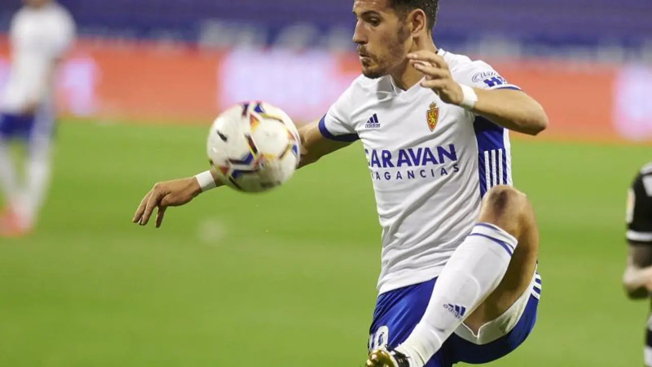 &Aacute;lex Alegr&iacute;a controla un bal&oacute;n ante el FC Cartagena. Foto: Real Zaragoza
