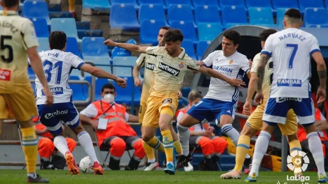 Zapater y Puado, en el centro de la imagen, en el Real Zaragoza - Espanyol. Foto: LFP