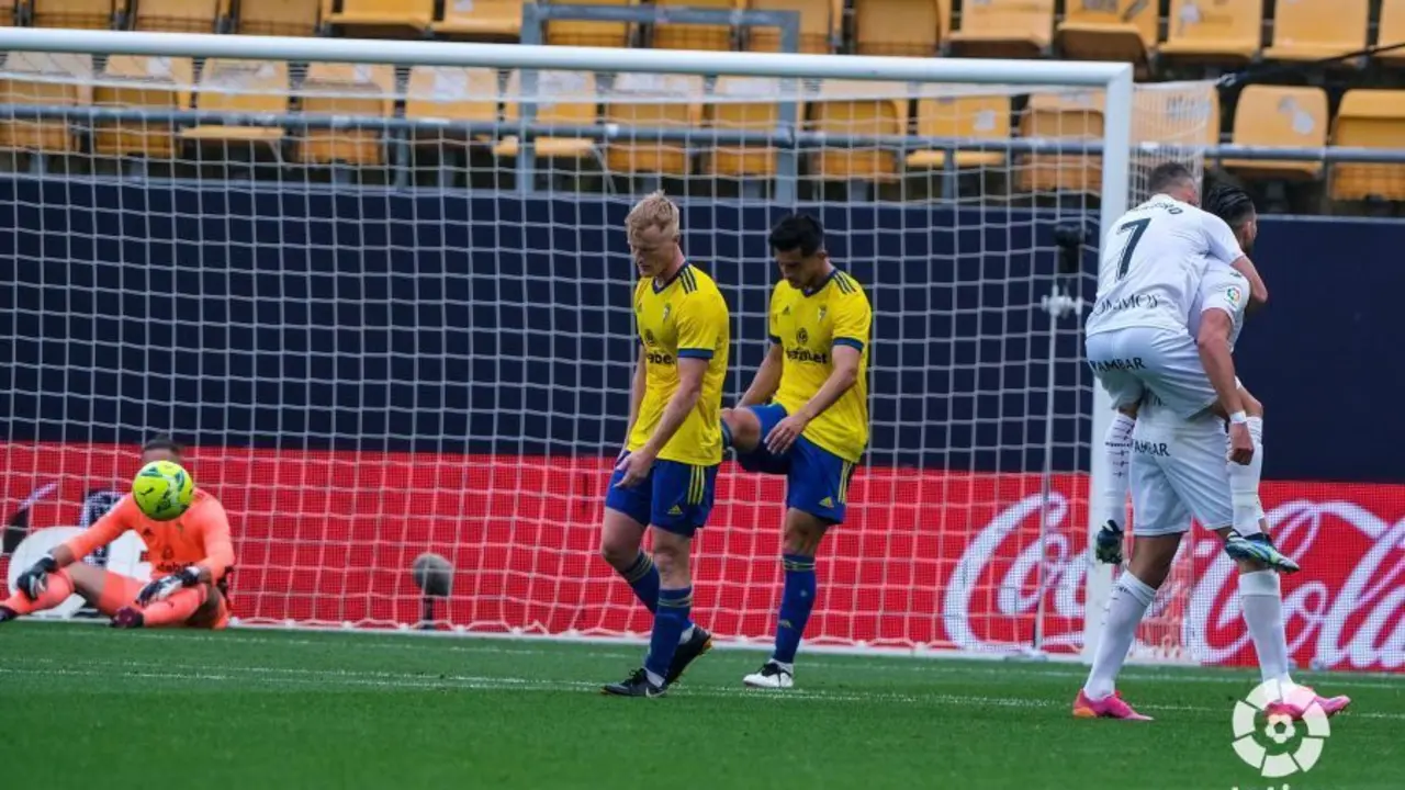 Ferreiro abraza a Rafa Mir tras el golazo del murciano que no sirvi&oacute; para sacar algo positivo de C&aacute;diz. Foto: LFP