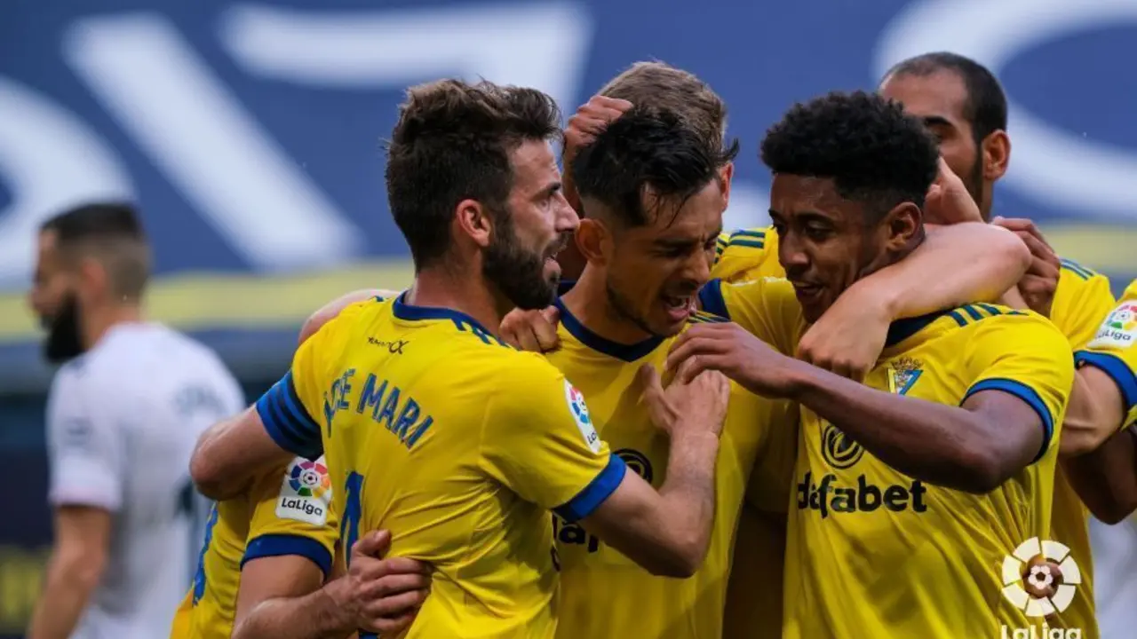 Los jugadores del C&aacute;diz celebran uno de los goles endosados al Huesca. Foto: LFP