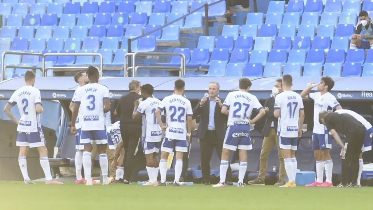 JIM da indicaciones a sus  jugadores en una de las pausas de hidrataci&oacute;n. Foto: Real Zaragoza