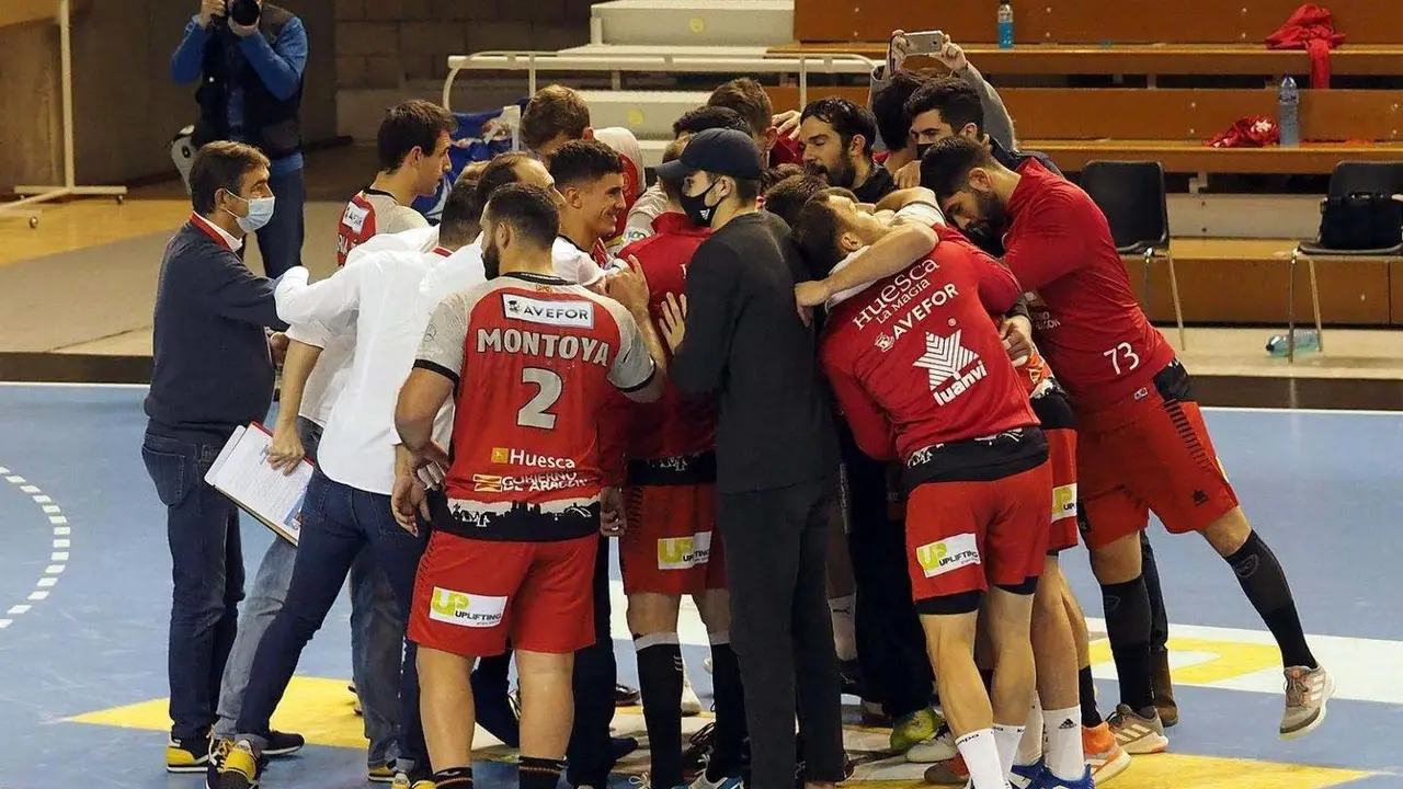 Pi&ntilde;a de los jugadores del Bada Huesca tras ganar a Puerto Sagunto en el Palacio. Foto: C.Pascual