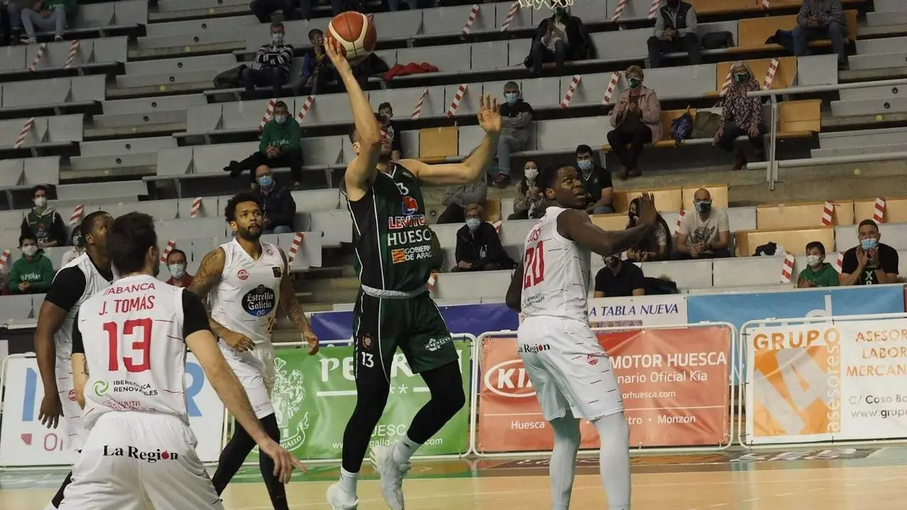 Ram&oacute;n Vil&agrave;, contundente en el rebote y cerca del aro. Foto: C. Pascual
