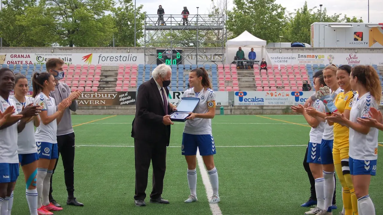 El Zaragoza CFF le hace pasillo a Nora S&aacute;nchez en su homenaje antes del partido ante el CD Parquesol. Foto: Zaragoza CFF