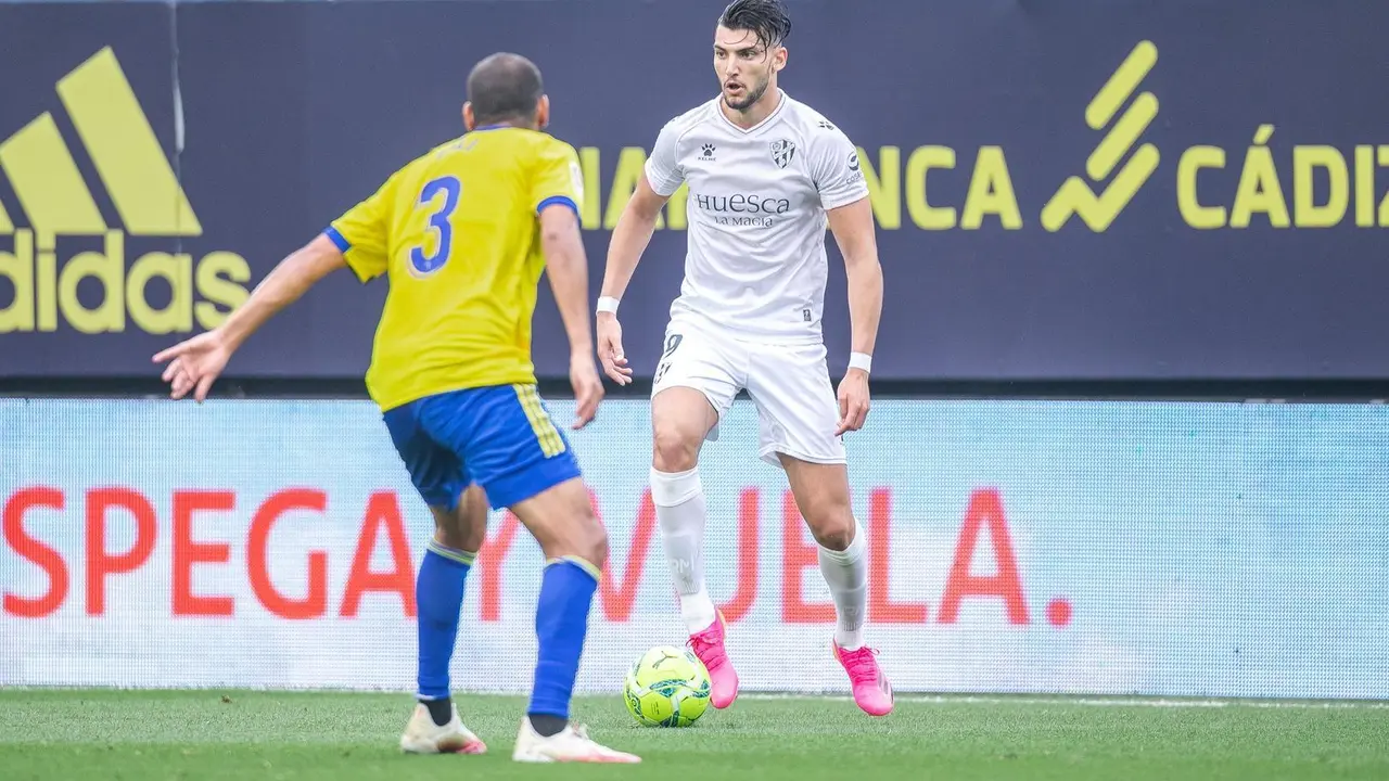 Rafa Mir encara a Fali. | Foto: SD Huesca