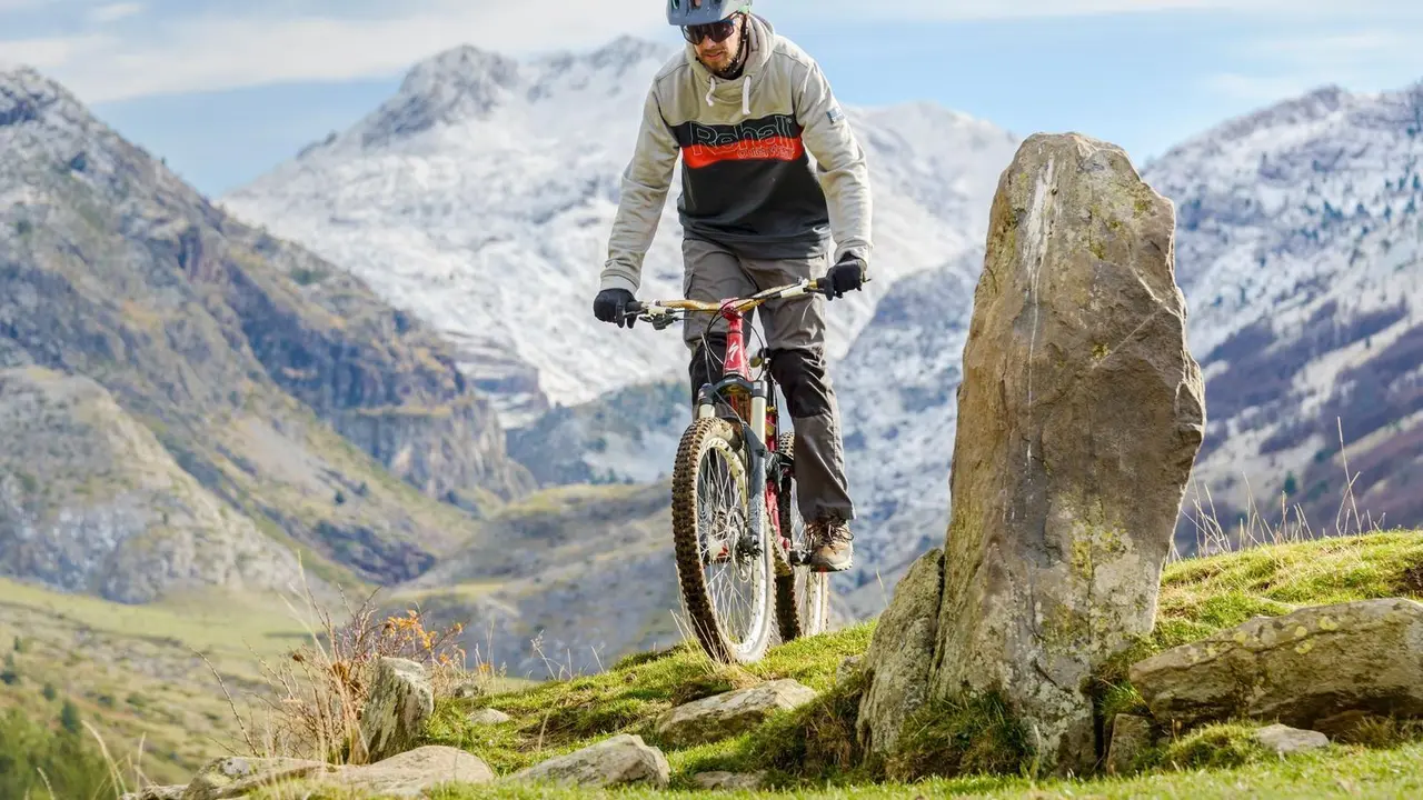 Un biker en el sector Oza-Guarrinza de Los Valles On Bike. Foto: Cedida