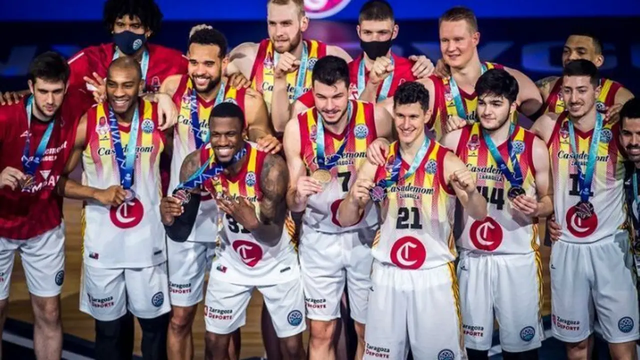 Jonathan Barreiro, en el centro de la imagen, con la medalla de bronce. Foto: FIBA