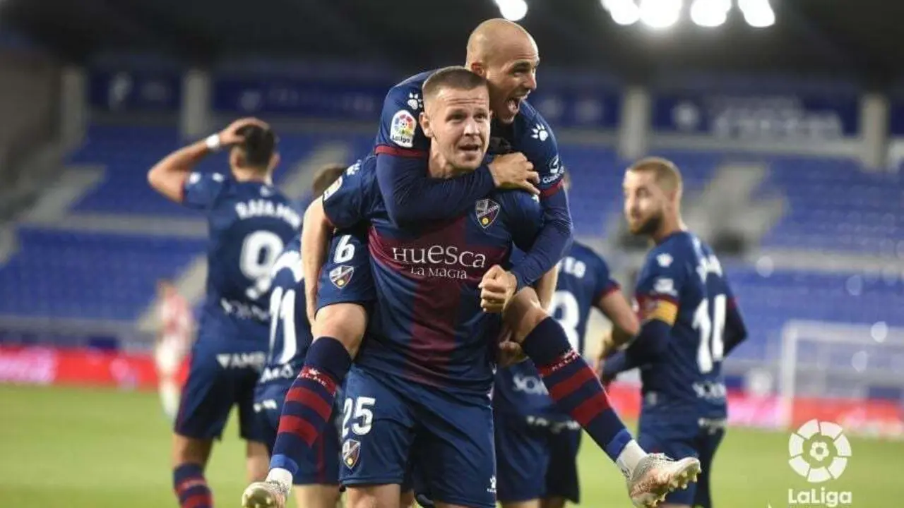 Sandro aupado sobre Vravo tras el importante gol del canario en el Huesca - Athlletic. Foto: LFP