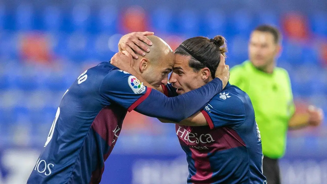 Sandro Ram&iacute;rez y Seoane en plena celebraci&oacute;n del tanto oscense. Foto: SD Huesca.