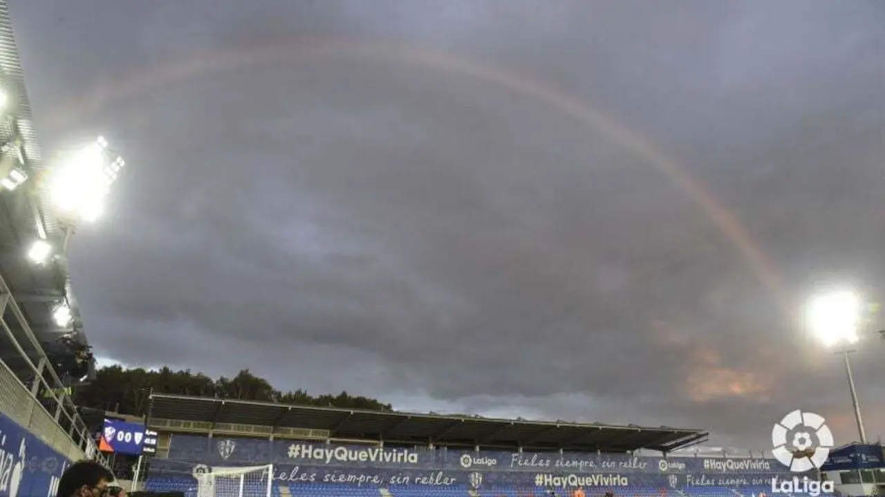 Arco iris de felicidad en El Alcoraz con la victoria del Huesca sobre el Athletic. Foto: LFP