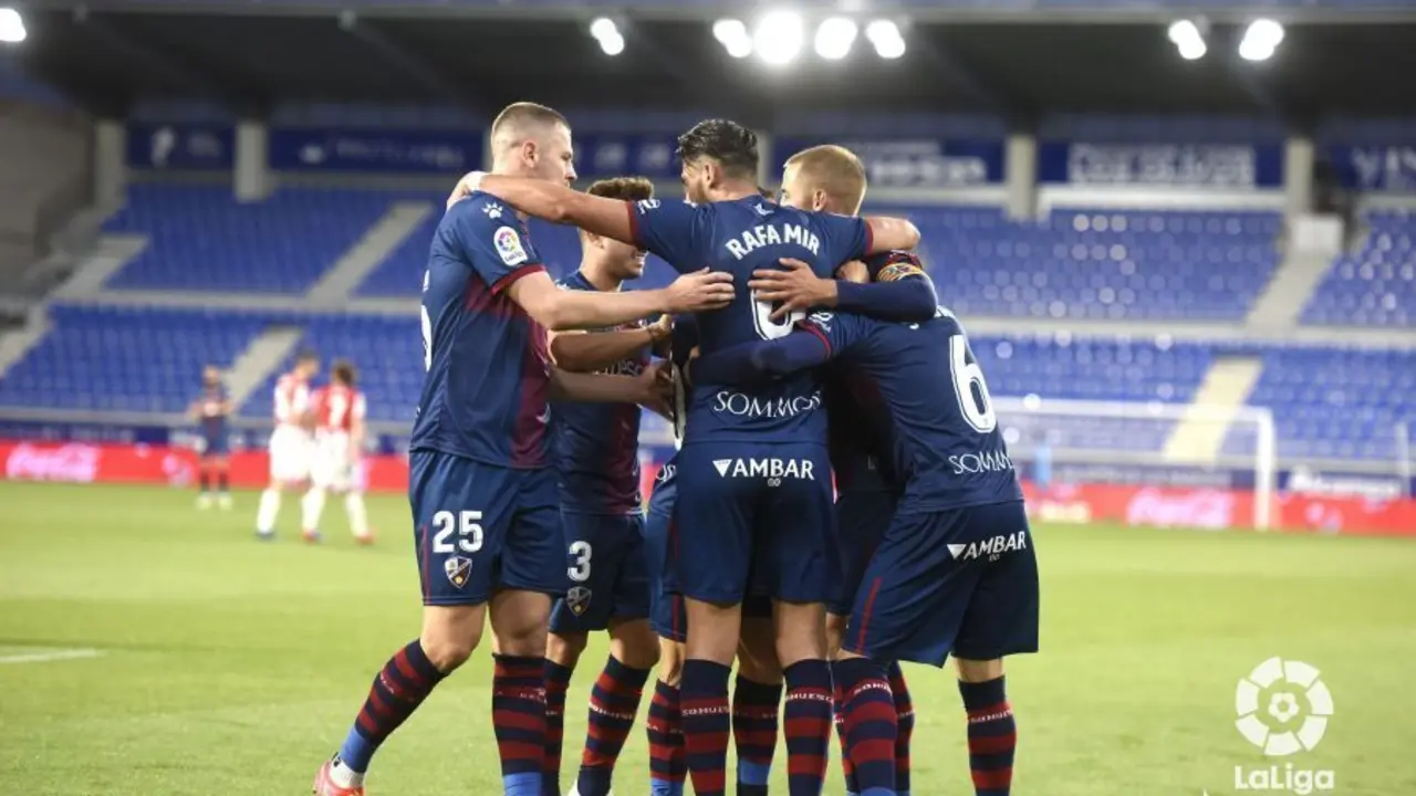 El Huesca se abraza tras anotar el &uacute;nico tanto de la victoria ante el Athletic. | Foto: LaLiga