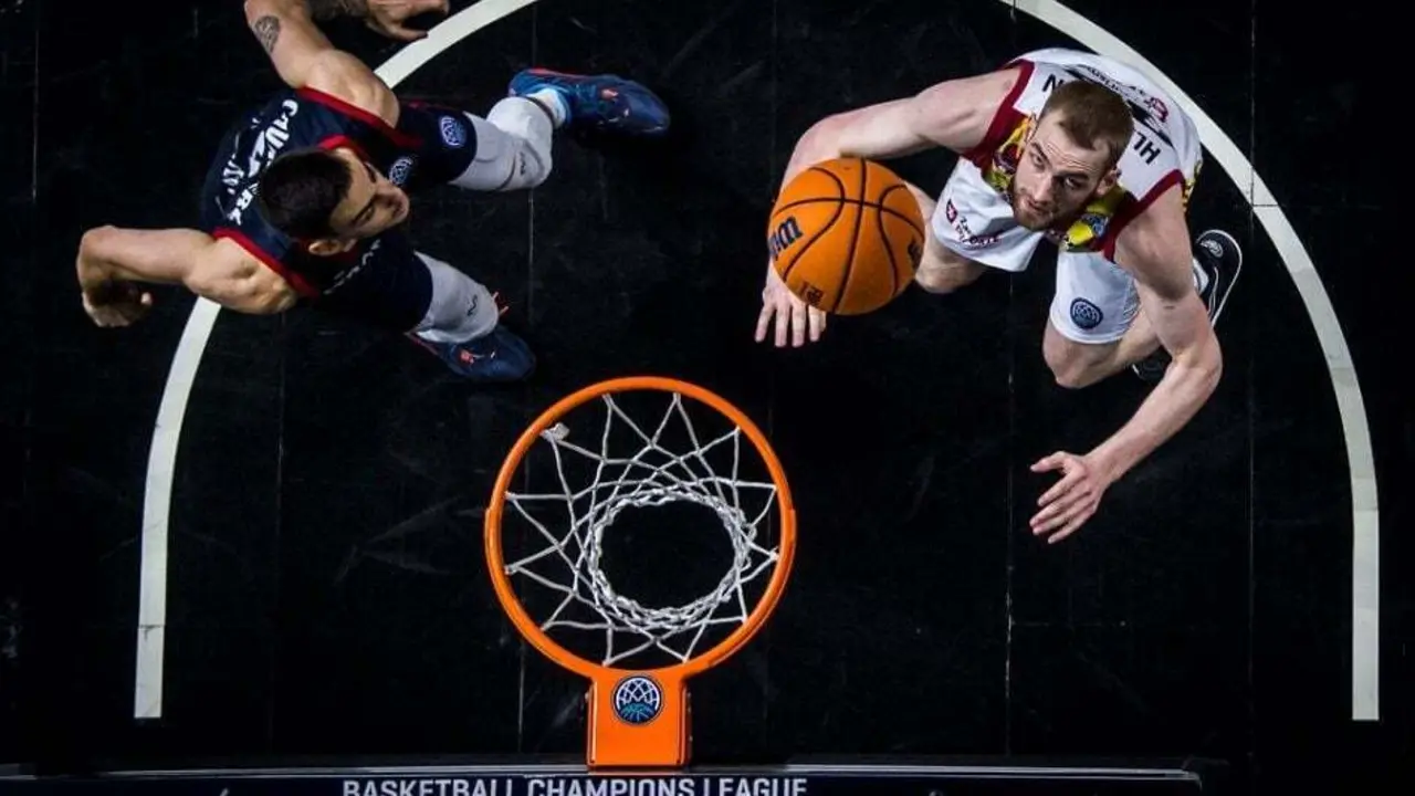 Tryggvi Hlinason, en el duelo por el tercer puesto ante Estrasburgo. Foto: FIBA
