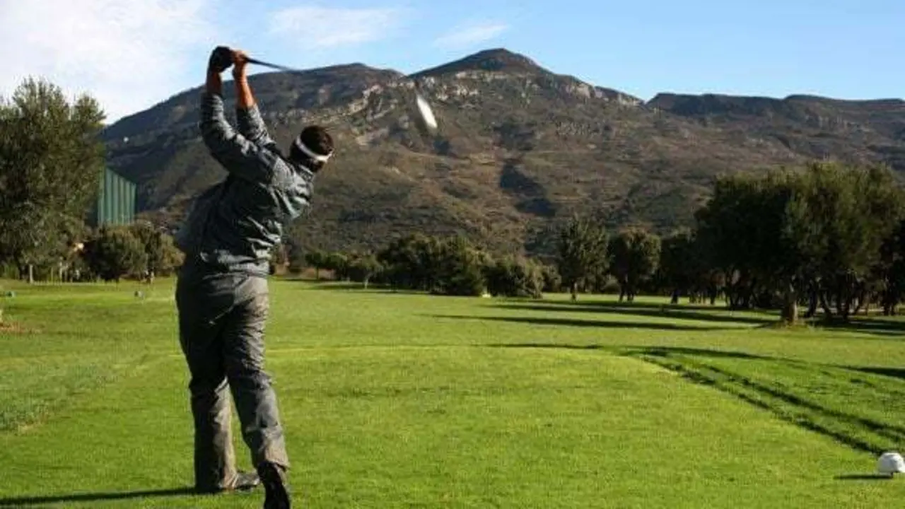 Uno de los jugadores golpea con una madera en la primera cita del Jubijueves de Golf Guara. Foto: Golf Guara