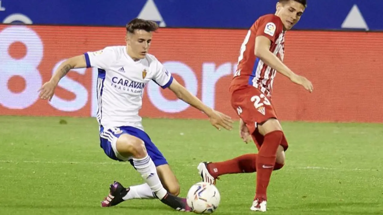 Alejandro Franc&eacute;s pelea un bal&oacute;n en el partido ante el Sporting de Gij&oacute;n. Foto: Tino Gil / Real Zaragoza