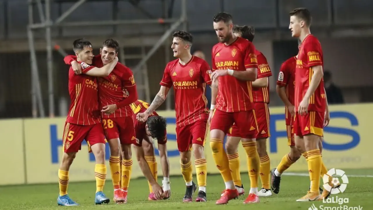 Los jugadores del Real Zaragoza celebran junto a Sanabria su primer gol como zaragocista. Foto: LaLiga SmartBank