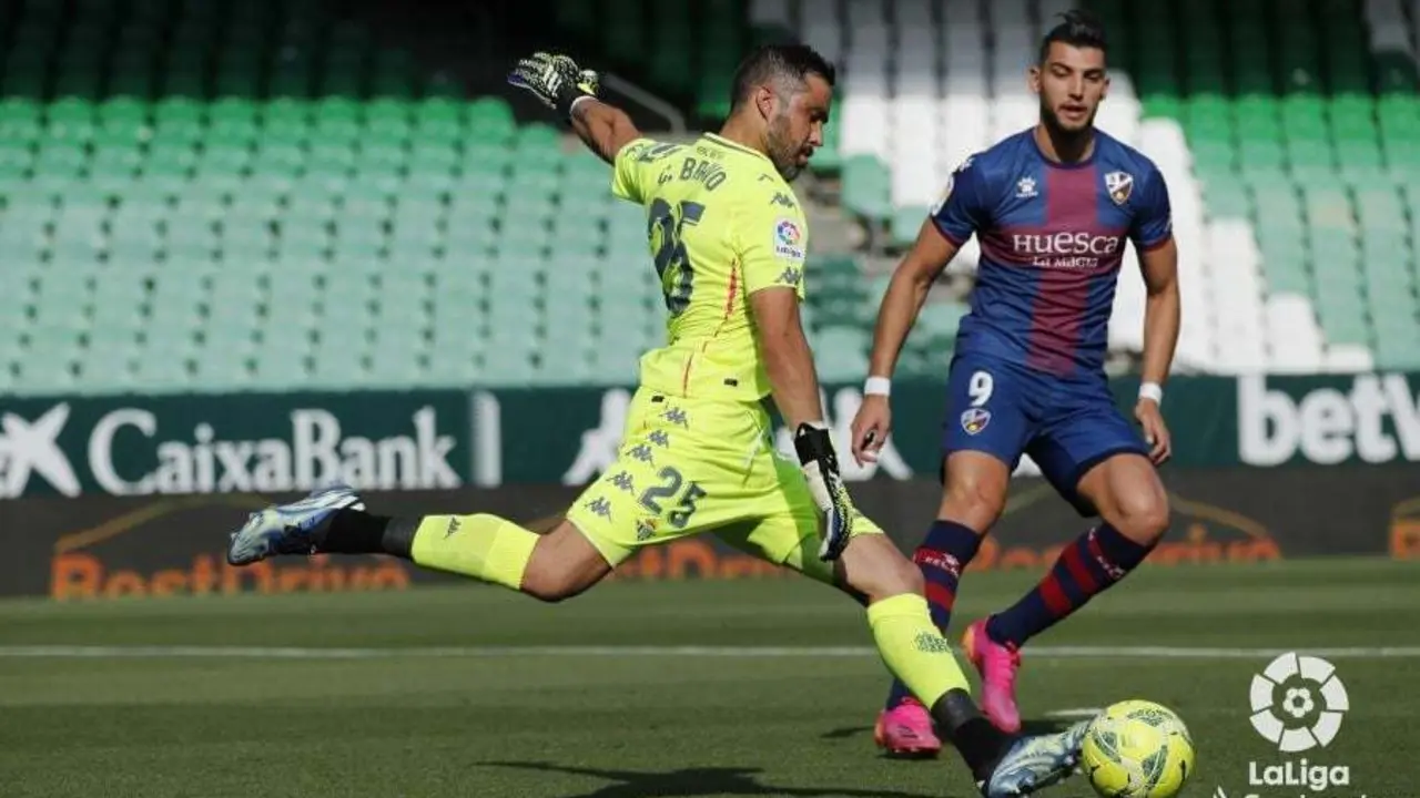 Mir observa a Bravo en el Betis-Huesca. Foto: LaLiga