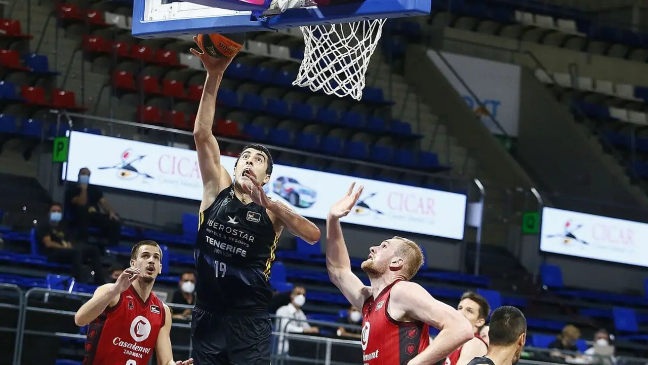 Shermadini anota ante Hlinason. Foto: ACB