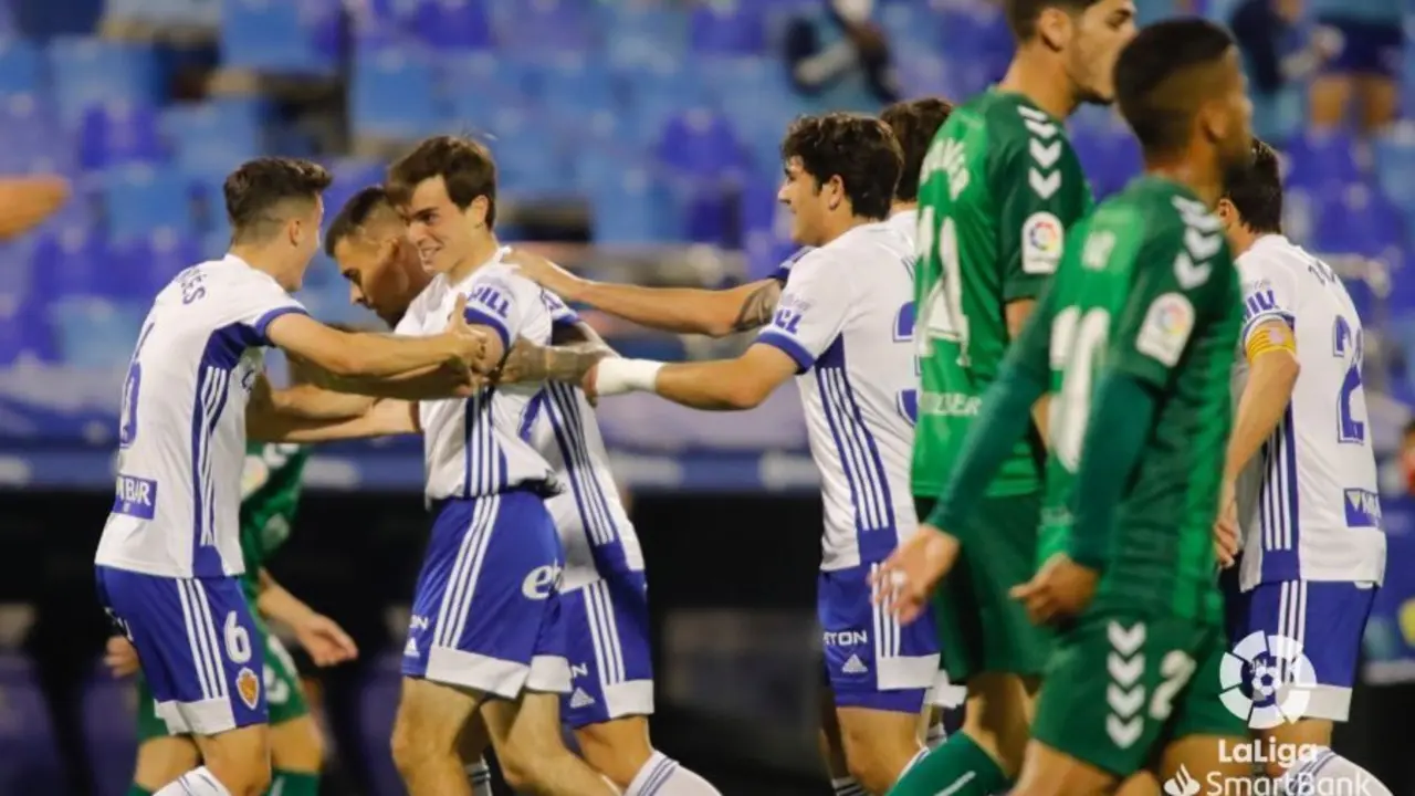 Francho durante una jugada a bal&oacute;n parado. | Foto: LaLiga