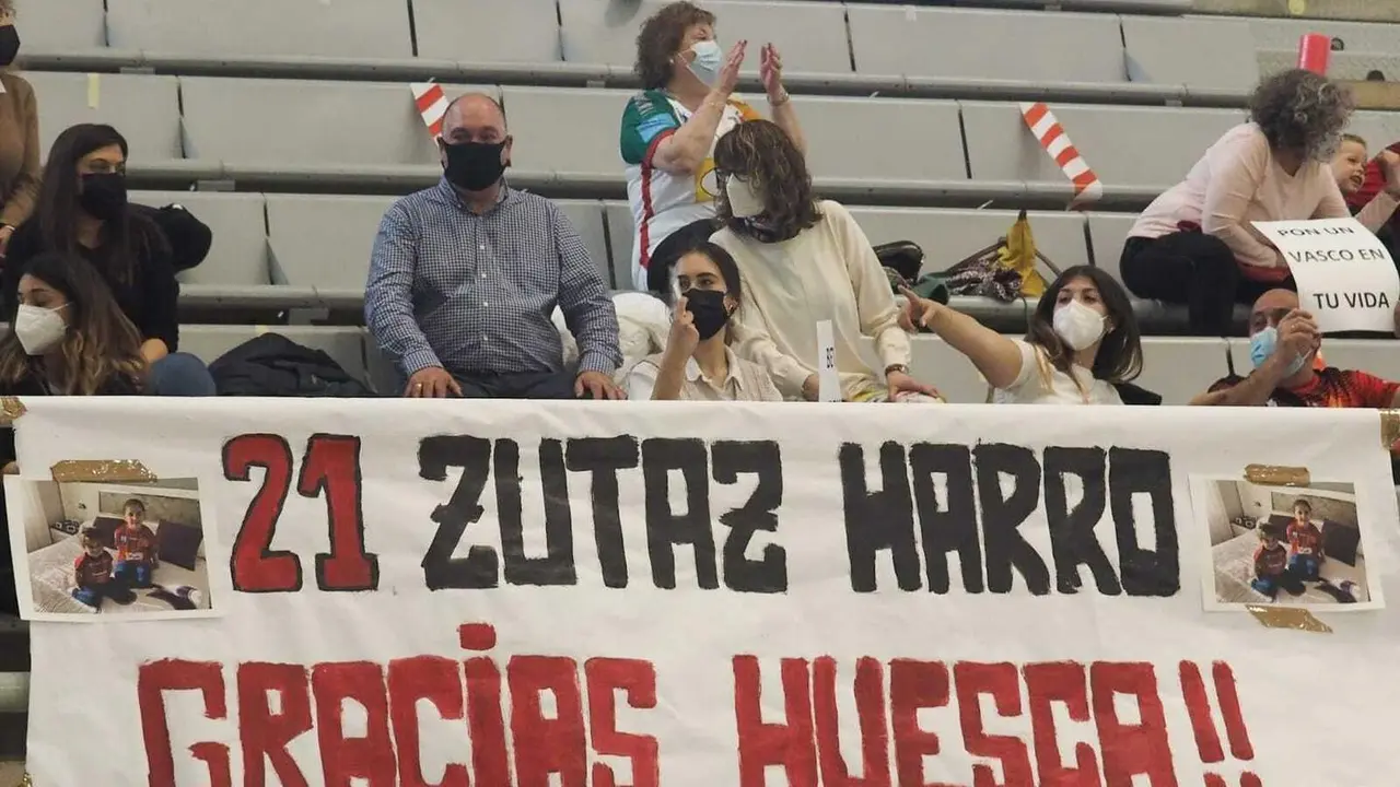 Pancarta de apoyo a Oier en su &uacute;ltimo partido en Huesca con el Bada. Foto: C. Pascual