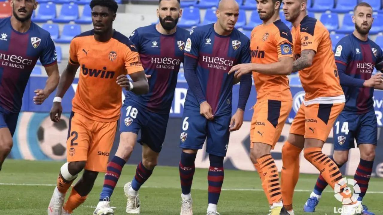 Rico, Siovas, Sandro y Pulido en un c&oacute;rner a favor del Huesca en el partido contra el Valencia. Foto: LaLiga