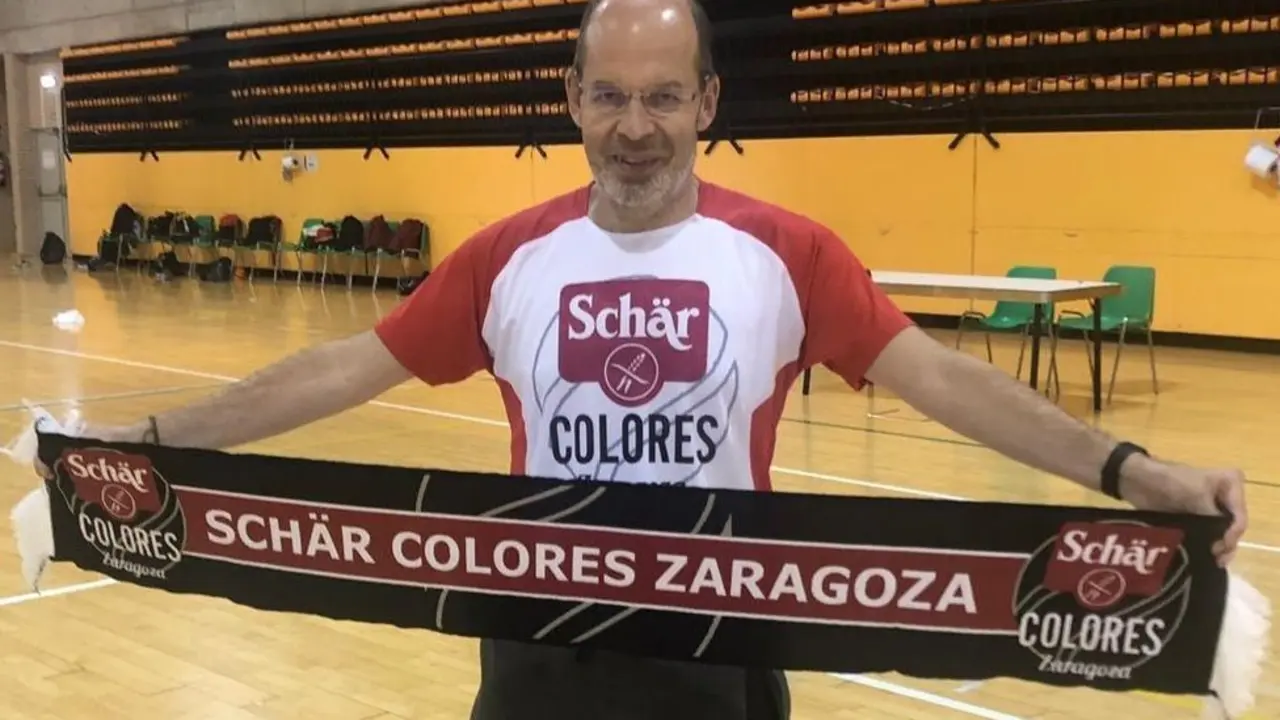 Michel Mart&iacute;n posa con la camiseta y bufanda de su nuevo club. Foto: Sch&auml;r Colores Zaragoza