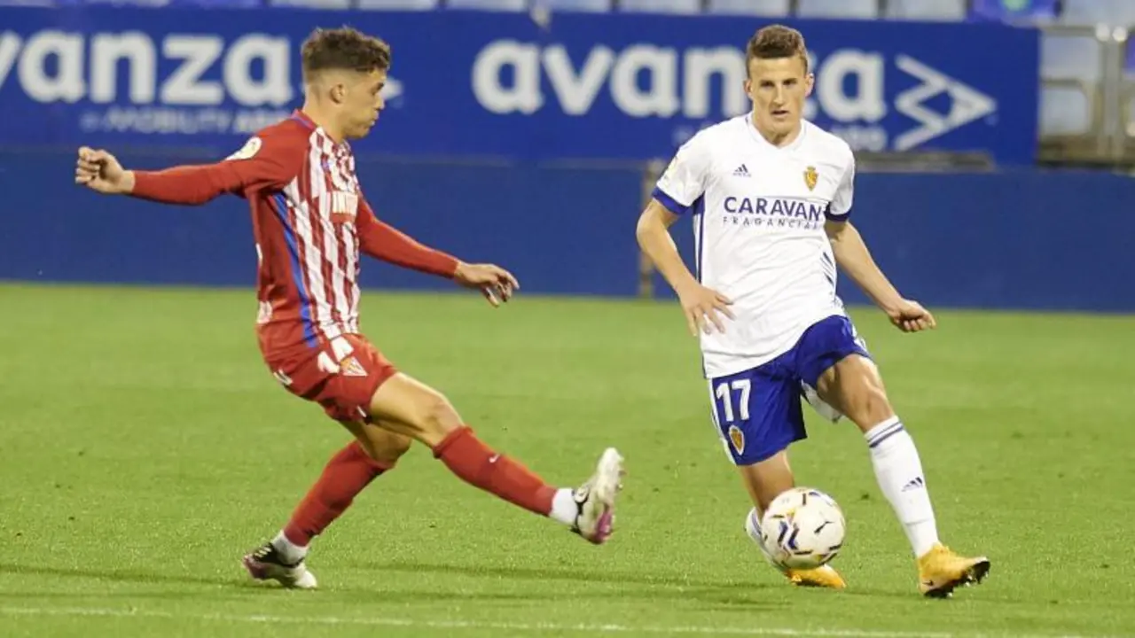 El Zaragocista Carlos Nieto pelea un bal&oacute;n ante el Sporting de Gij&oacute;n. Foto: Real Zaragoza