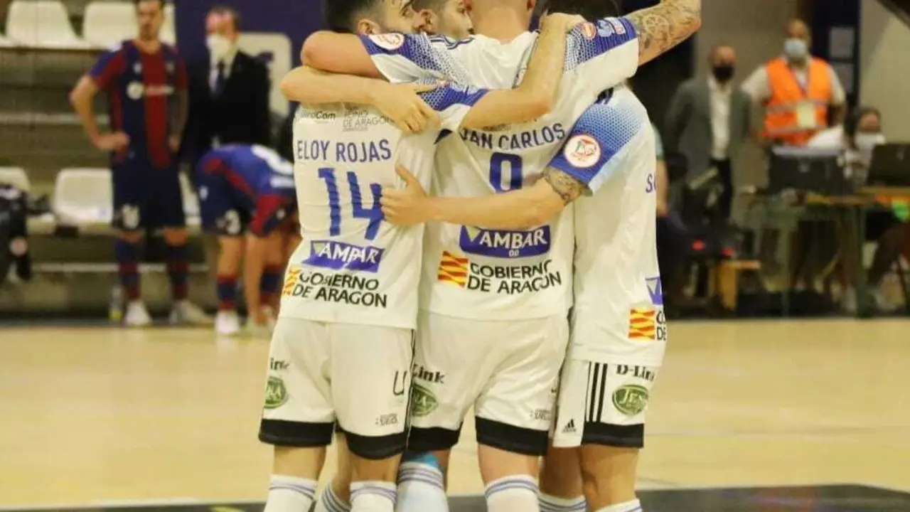 Los jugadores se abrazan tras sellar el pase a Play Off: Foto: Levante UD