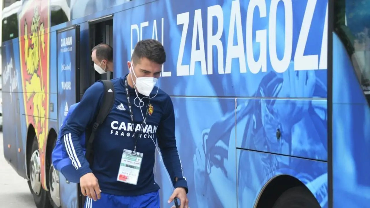Alberto Zapater despu&eacute;s de bajar del autob&uacute;s en la llegada del equipo a La Romareda. Foto: Real Zaragoza