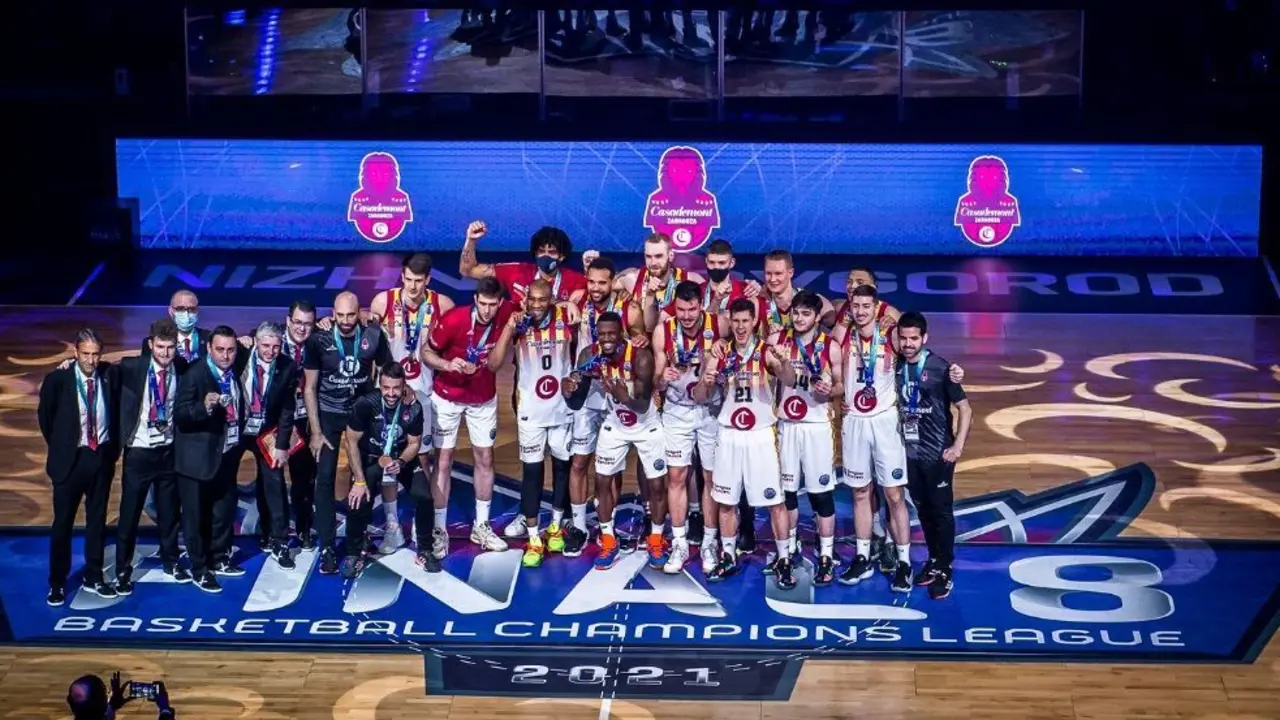 La plantilla y cuerpo t&eacute;cnico, en la ceremonia de medallas de BCL 2021. Foto: FIBA