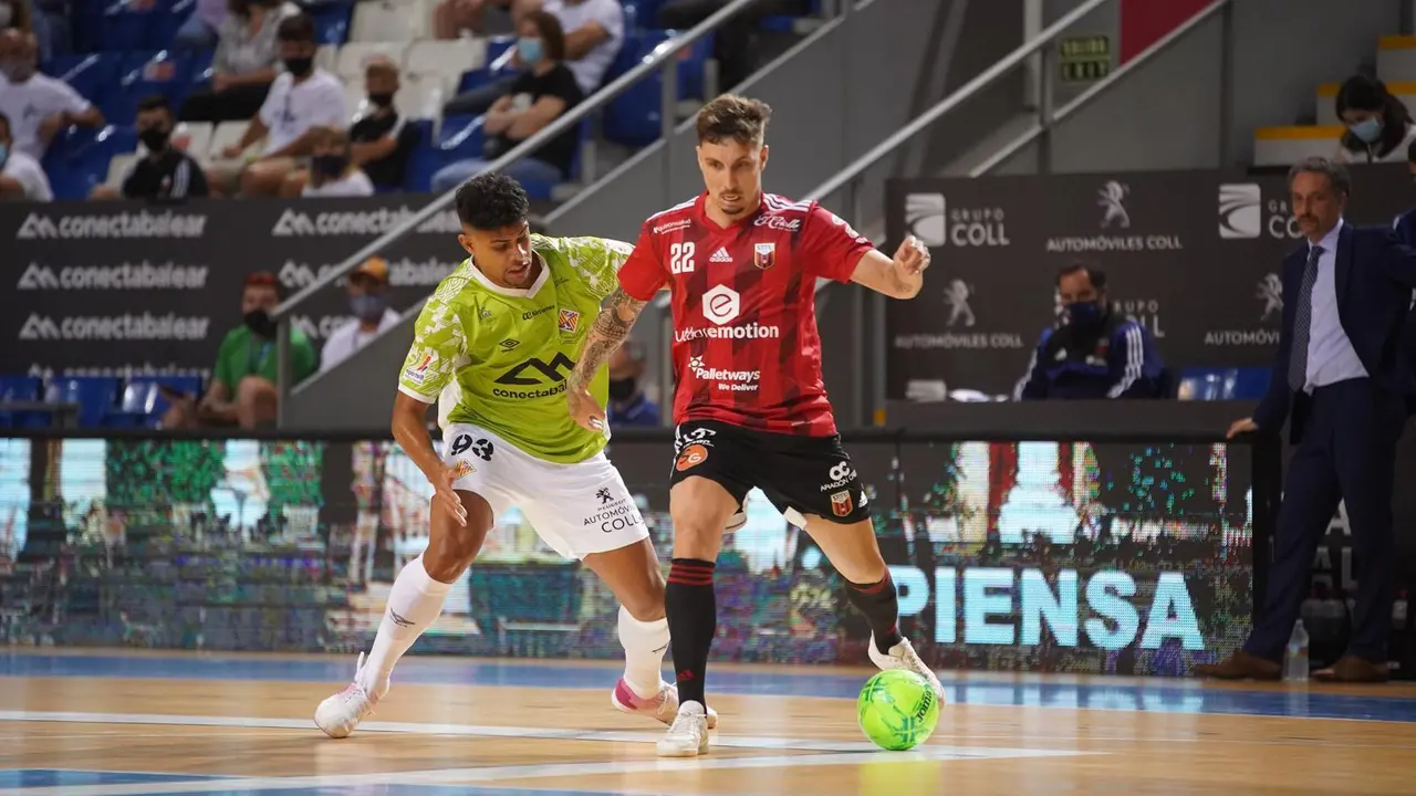Jamur, defendido por Vilela. Foto: Palma Futsal