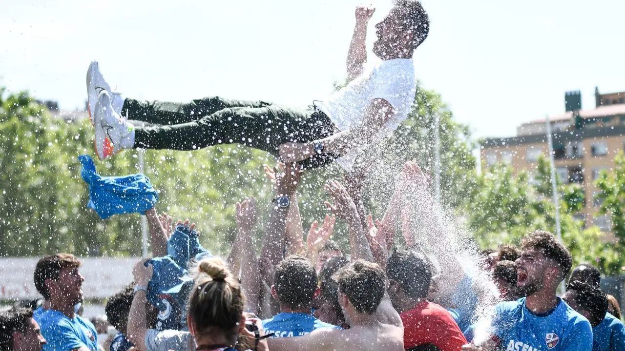 Dani Aso en la celebraci&oacute;n del ascenso. | Foto: SD Huesca