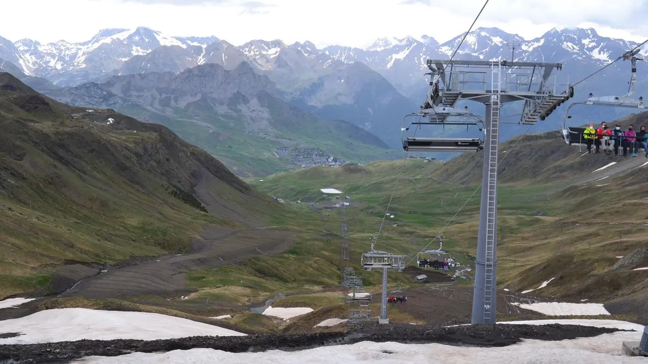 Imagen de la nueva silla en el sector Izas de la estaci&oacute;n de Formigal-Panticosa donde tambi&eacute;n se construye otra silla. Foto: Sportaragon