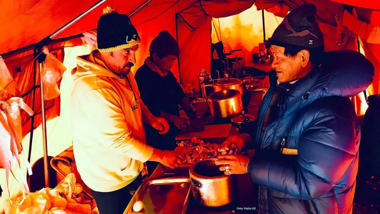 Eneko Garamendi en la cocina del CB del Manaslu. Foto: Cedida